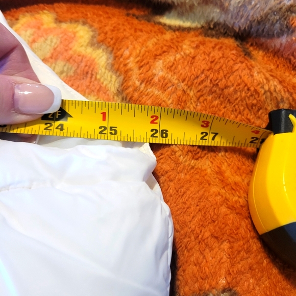 Women's Old Navy XXLT puffer vest. White. Tall collar. Keeps you warm & cozy - Picture 3 of 9